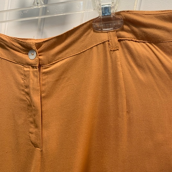 Bombay & Paisley capris. Caramel colored. Wide leg capri pants. Size Large. - Picture 4 of 11